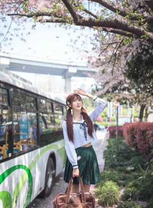 男人背后的女人